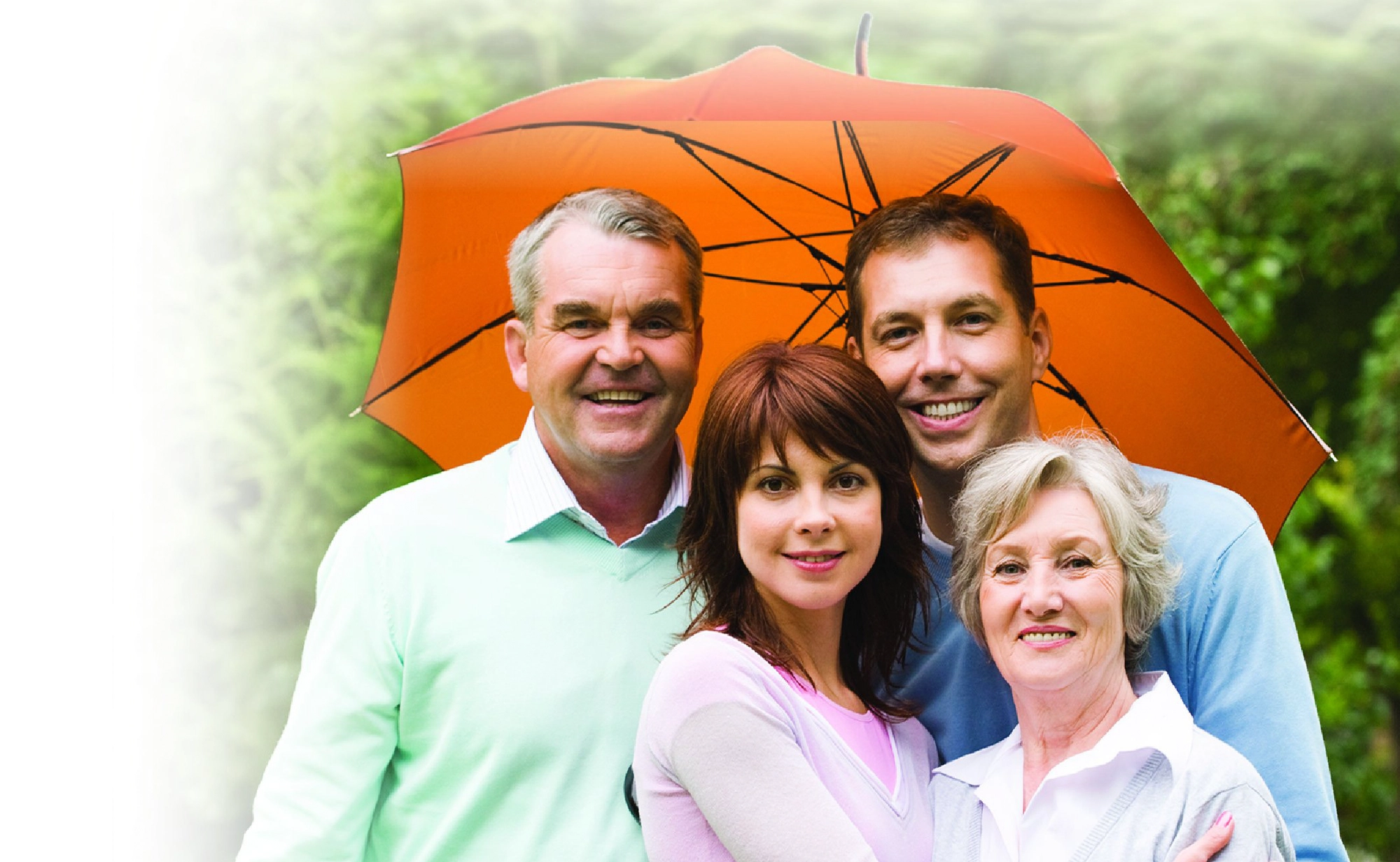 Familie fericită sub umbrelă portocalie